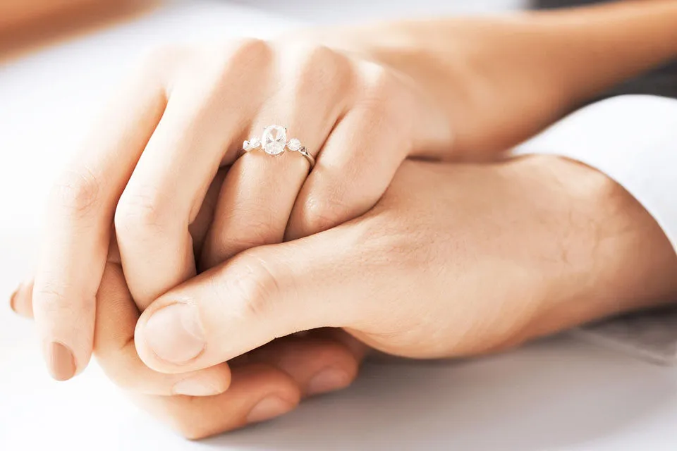 Con gái đeo nhẫn cưới tay nào?