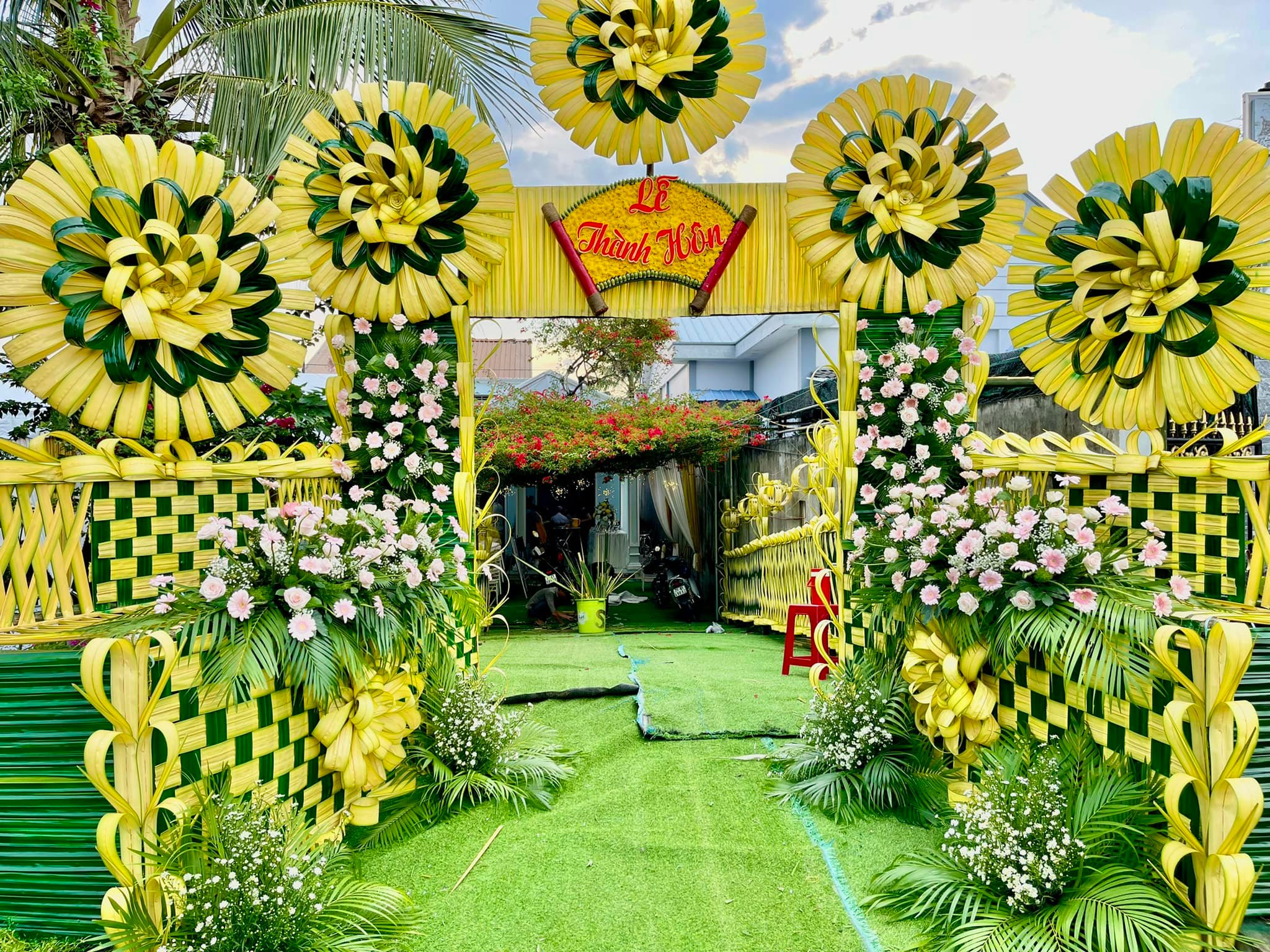 Hướng dẫn làm cổng hoa cưới bằng lá dừa đơn giản